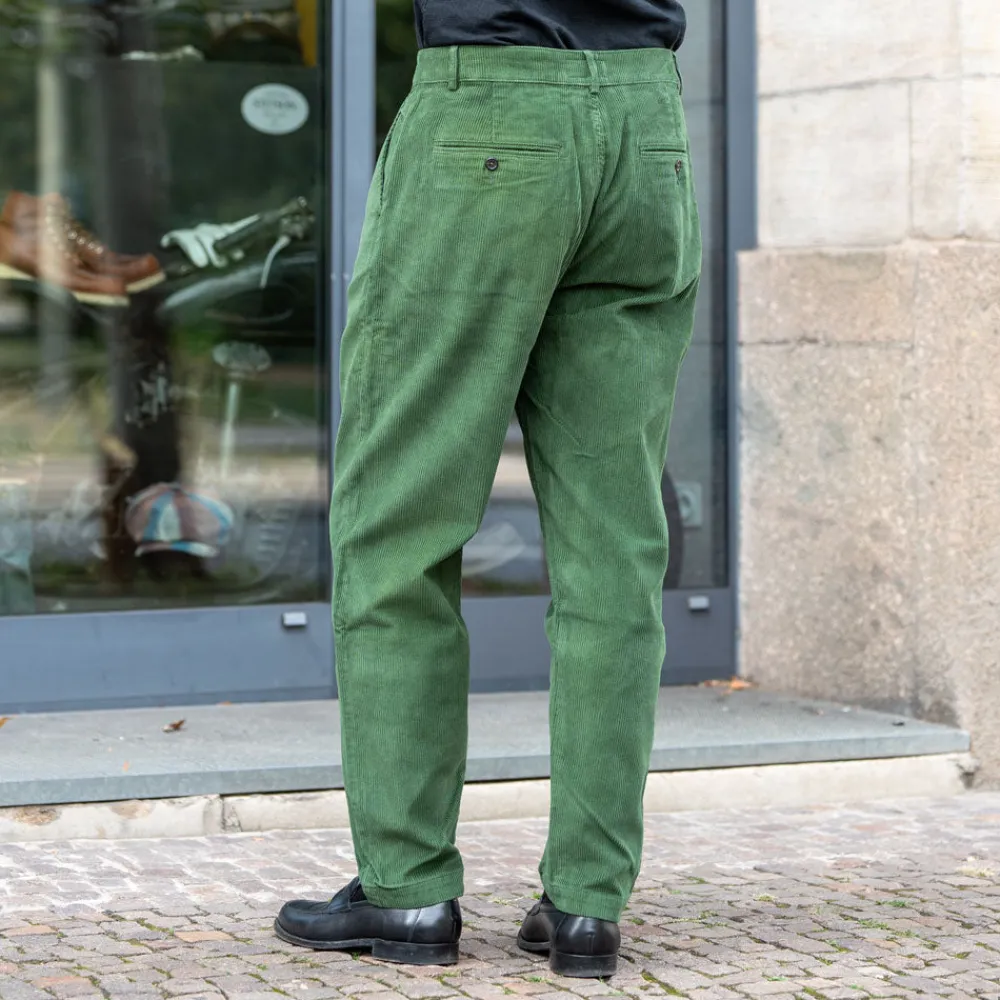 Universal Works Military Chino Cord Green> Hosen