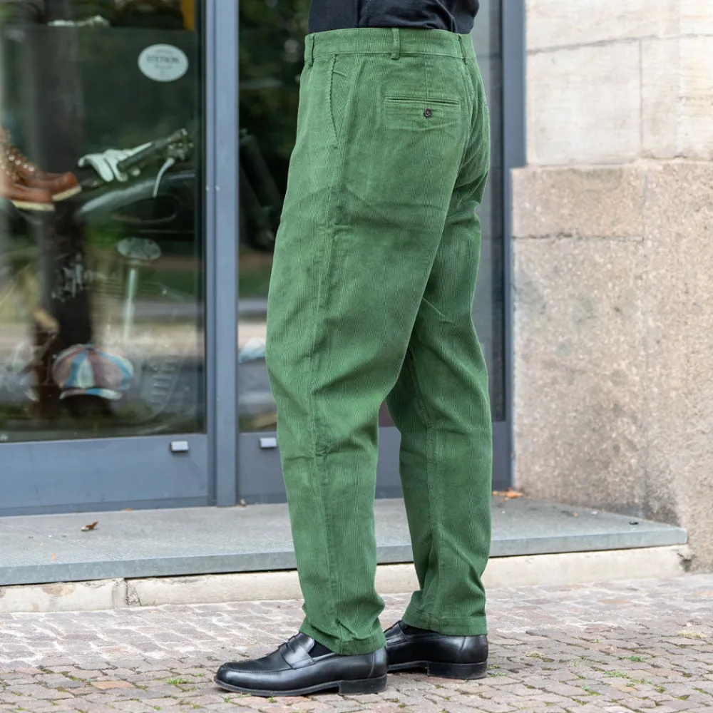 Universal Works Military Chino Cord Green> Hosen